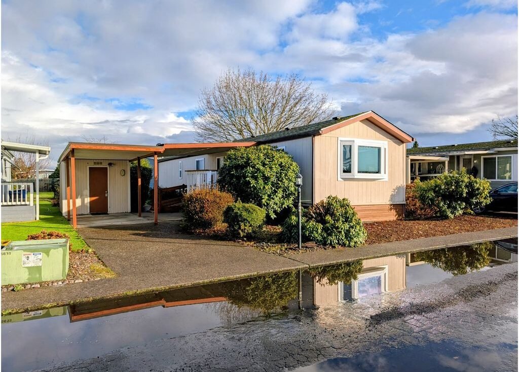 Manufactured home with composition shingle roof in a Highland, WA community