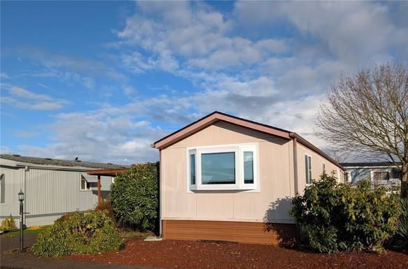 Manufactured home with composition shingle roof in a Highland, WA community